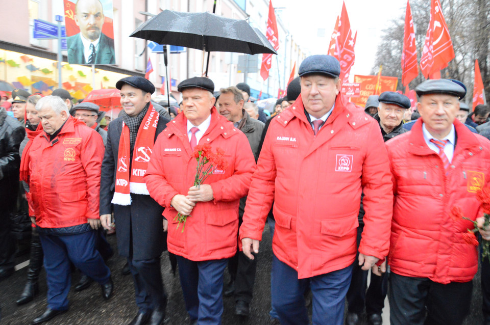 Chủ tịch Đảng Cộng sản Liên bang Nga Gennady Ziuganov và các thành viên Ban lãnh đạo Đảng tham gia tuần hành kỷ niệm lần thứ 102 Cách mạng tháng Mười Nga vĩ đại. (Ảnh: Duy Trinh/TTXVN)