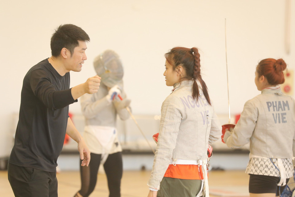 HLV kiếm chém Lê Bá Quang tận tình hướng dẫn các vận động viên chuẩn bị tốt nhất cho SEA Games 32 sắp tới. (Ảnh: Minh Quyết/TTXVN)