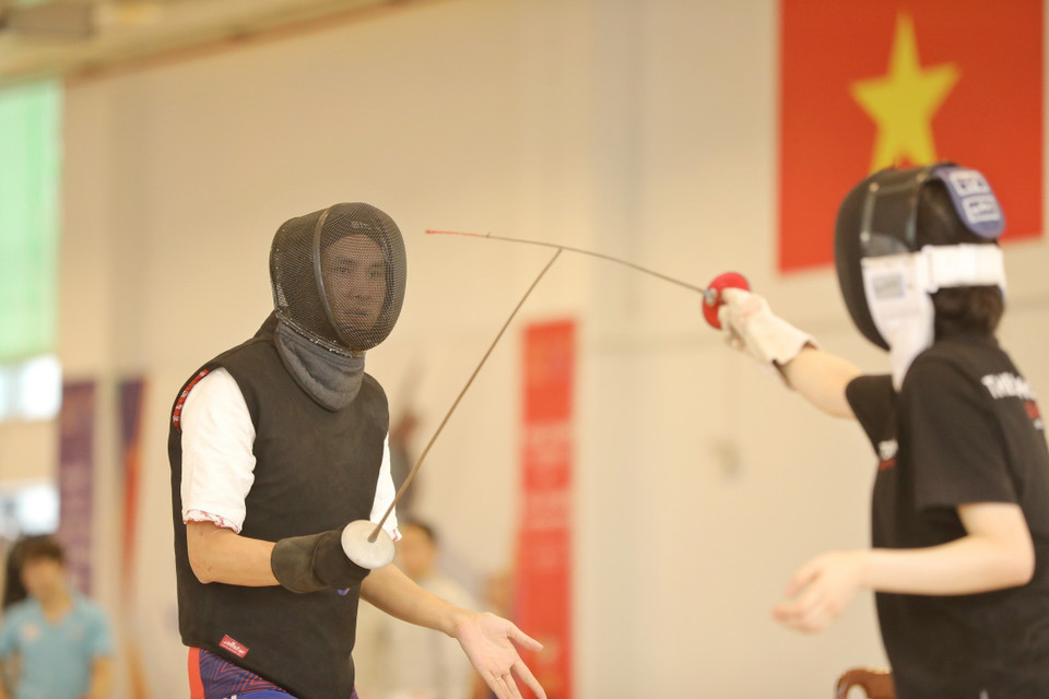 HLV trưởng đổi tuyển đấu kiếm Việt Nam Nguyễn Tiến Việt hướng dẫn, truyền đạt các kỹ thuật nội dung kiếm liễu cho vận động viên Nguyễn Thị Thu Phương. (Ảnh: Minh Quyết/TTXVN)