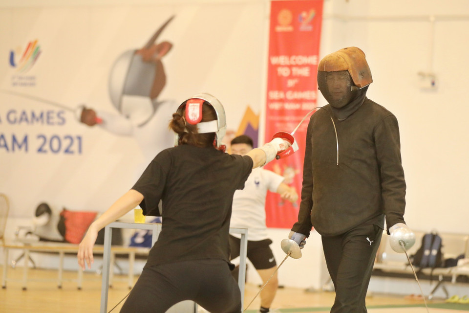 HLV kiếm chém Lê Bá Quang (bên phải) hướng dẫn các vận động viên chuẩn bị tốt nhất cho SEA Games 32 sắp tới. (Ảnh: Minh Quyết/TTXVN)