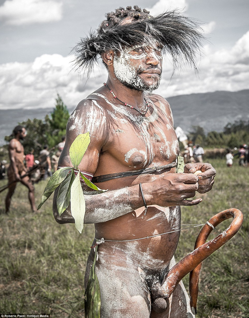 Một chiến binh Dani ở phía bắc thung lũng Baliem. Họ nghiền đá, thạch cao và những nguyên liệu khác, rồi dùng mỡ lợn để vẽ lên người hỗn hợp trên. Gần đây, những nguyên liệu này dần được thay thế bằng kem đánh răng hoặc sơn.