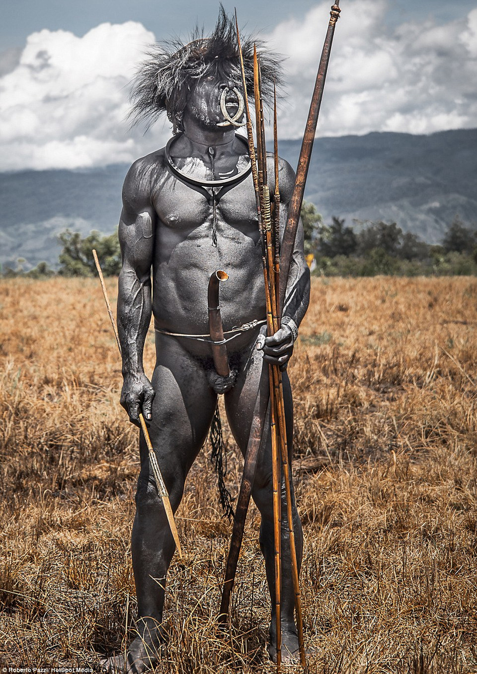 Một chiến binh Dani được bôi lên người hỗn hợp mỡ lợn và bồ hóng, đeo một chiếc răng lợn rừng trên mũi để thể hiện sức mạnh.