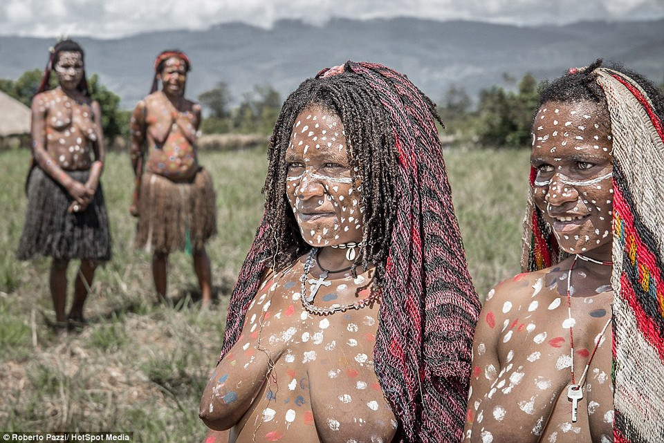 Một nhóm phụ nữ Dani, trên cổ đeo vòng để bảo vệ bản thân khỏi những linh hồn.