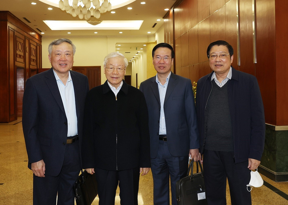 Hình ảnh Tổng Bí thư Nguyễn Phú Trọng và các Ủy viên Bộ Chính trị, Bí thư Trung ương Đảng đến dự cuộc họp. (Ảnh: Trí Dũng/TTXVN)