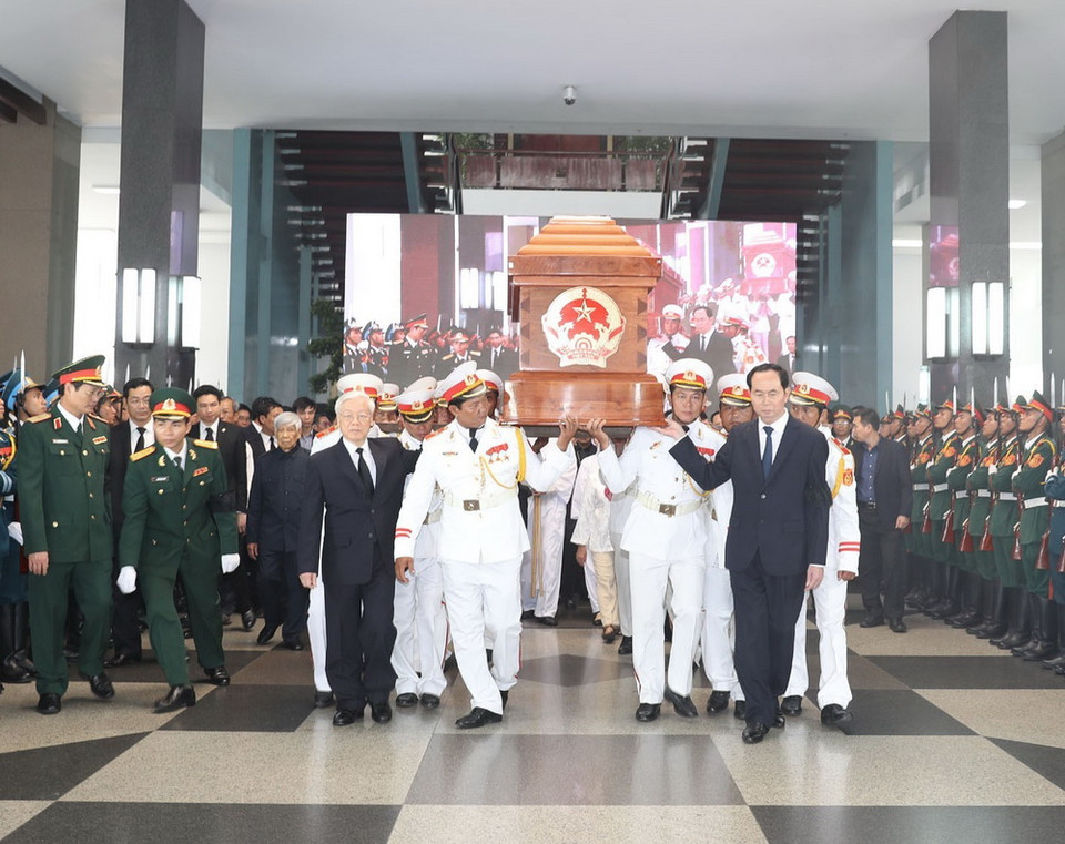 Các đồng chí lãnh đạo Đảng, Nhà nước chuyển linh cữu đồng chí Phan Văn Khải ra linh xa. (Ảnh: Trí Dũng/TTXVN)