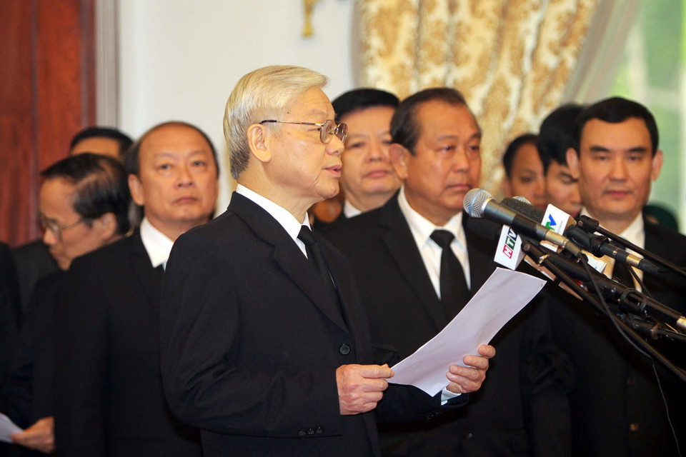 Tổng Bí thư Nguyễn Phú Trọng, Trưởng Ban Lễ tang đọc điếu văn tiễn đưa nguyên Thủ tướng Phan Văn Khải về nơi an nghỉ cuối cùng. (Ảnh: Thế Anh/TTXVN)