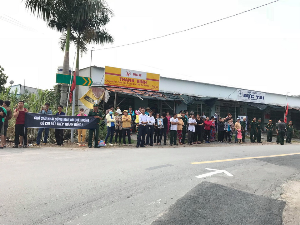 Người dân xã Tân Thông Hội, huyện Củ Chi (Thành phố Hồ Chí Minh) đón linh cữu nguyên Thủ tướng Phan Văn Khải về nơi an nghi cuối cùng ở quê nhà. (Ảnh: Phương Vy/ TTXVN)