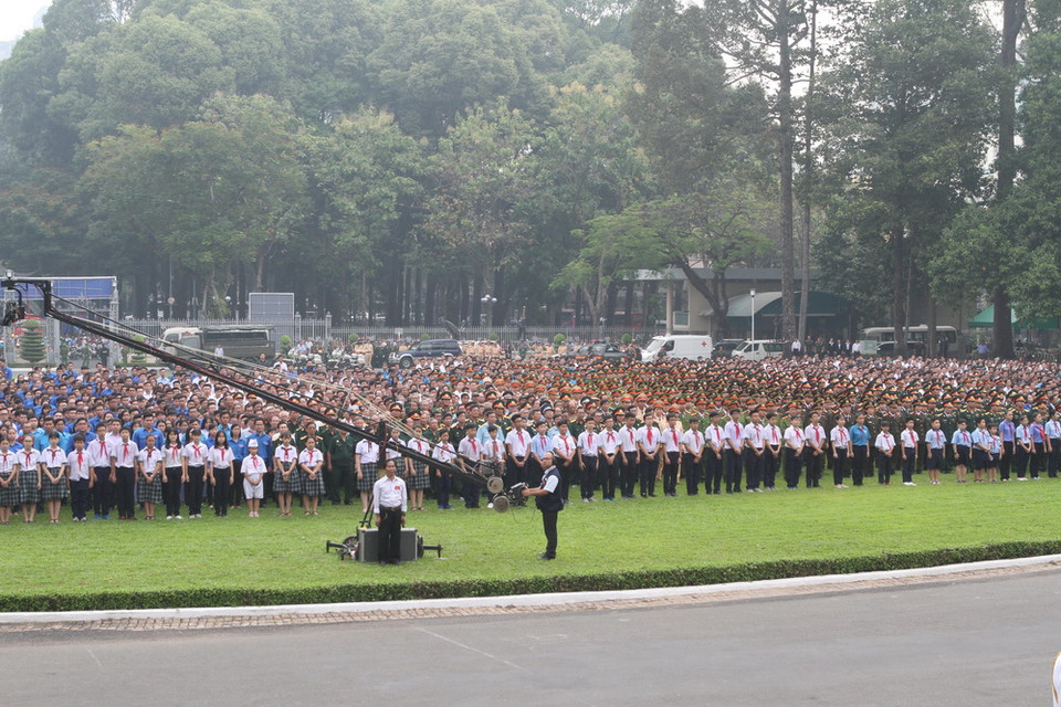 Hàng ngàn người dân tới tiễn đưa nguyên Thủ tướng Phan Văn Khải. (Ảnh: Thành Chung/TTXVN)