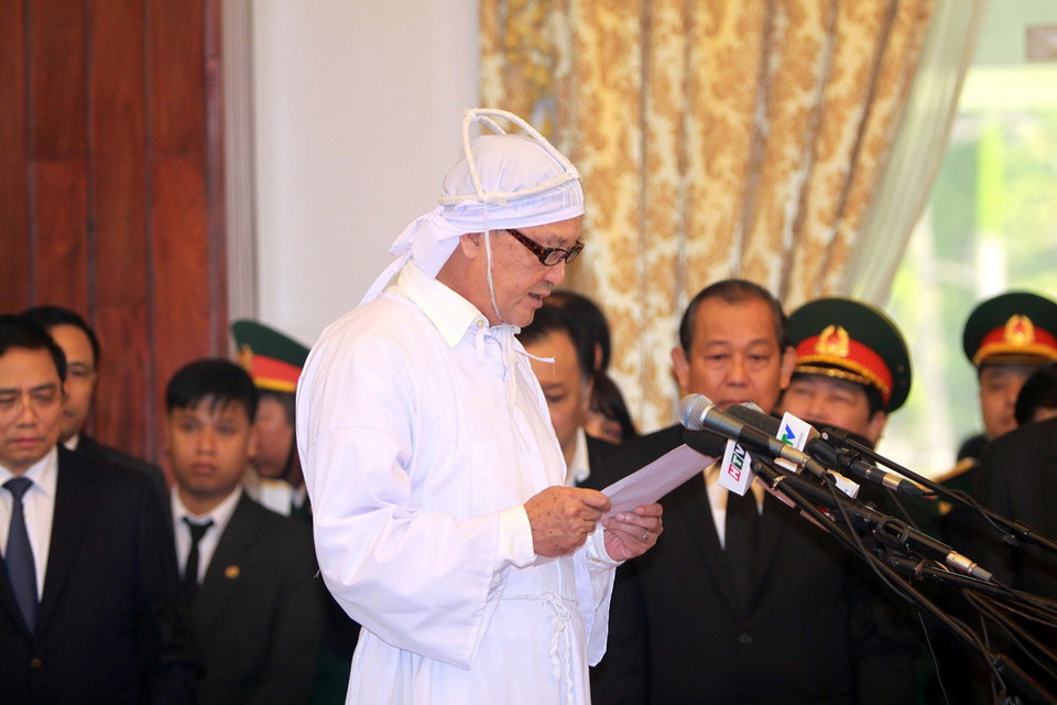 Đại diện gia đình nguyên Thủ tướng Phan Văn Khải đọc lời cảm tạ. (Ảnh: Thế Anh/TTXVN)