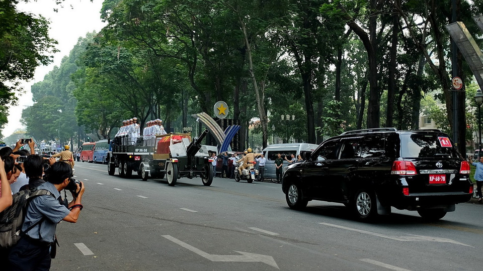 Đoàn xe tang chở linh cữu nguyên Thủ tướng Phan Văn Khải về nơi an nghỉ cuối cùng tại xã Tân Thông Hội, huyện Củ Chi, TP Hồ Chí Minh. (Ảnh: Thế Anh/TTXVN)