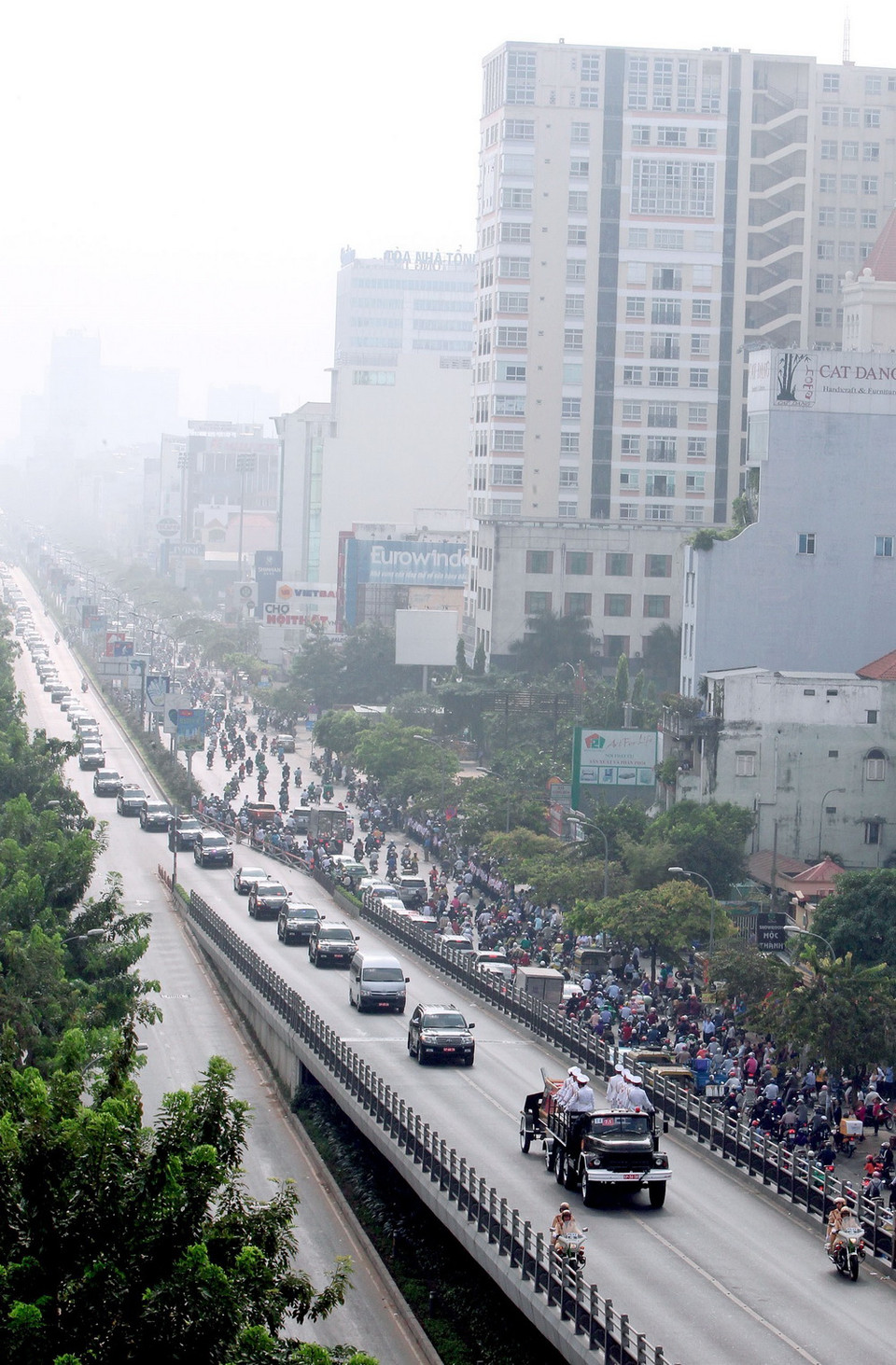 Linh cữu nguyên Thủ tướng Phan Văn Khải di chuyển qua đường Cộng Hòa (quận Tân Bình, TP.HCM). (Ảnh: Quang Nhựt/TTXVN)
