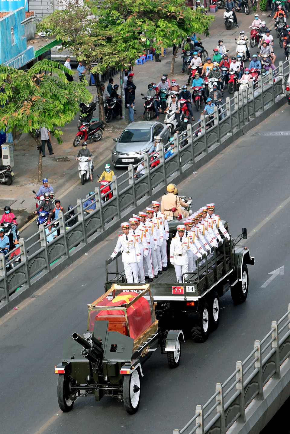 Linh cữu nguyên Thủ tướng Phan Văn Khải di chuyển qua đường Cộng Hòa (quận Tân Bình, TP.HCM). (Ảnh: Quang Nhựt/TTXVN)