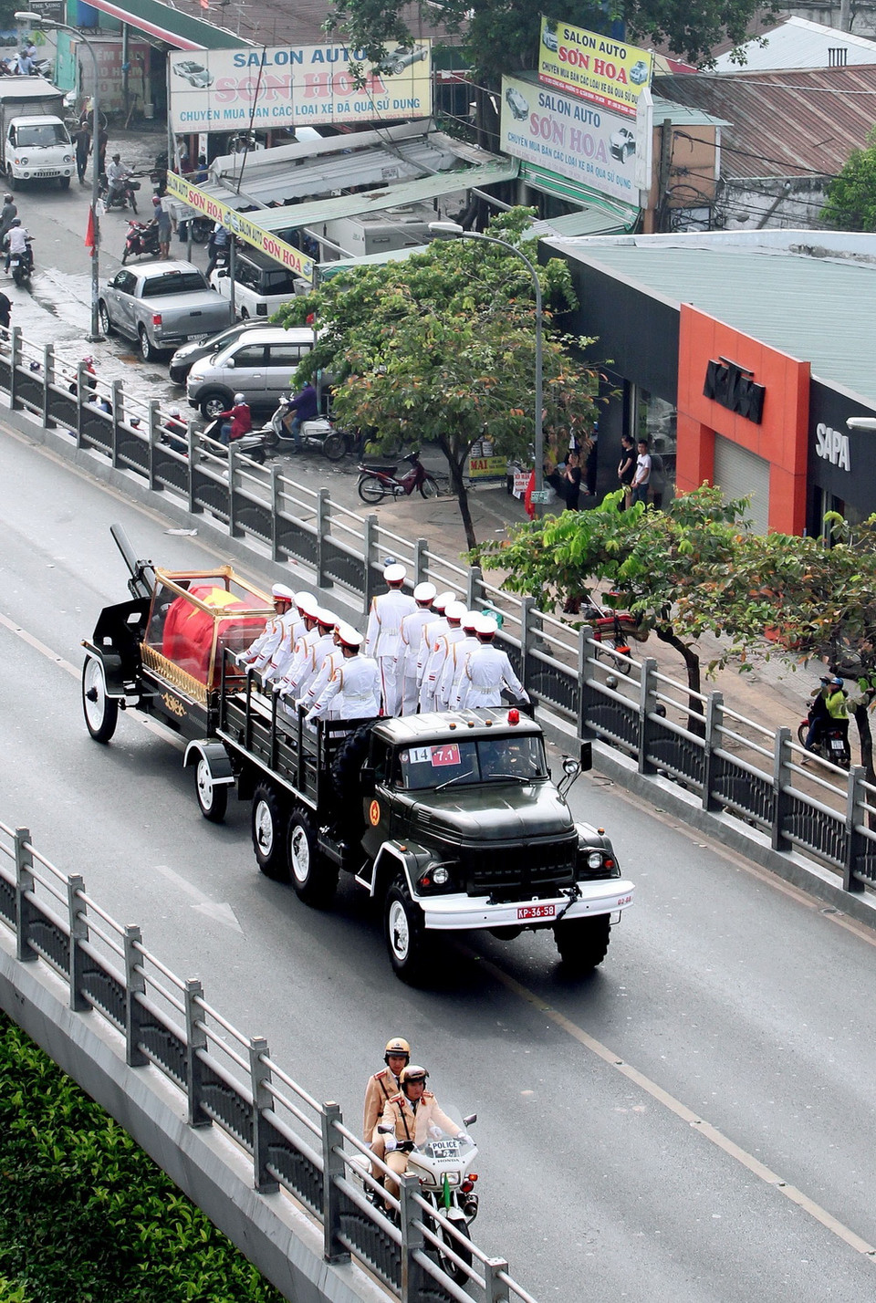 Linh cữu nguyên Thủ tướng Phan Văn Khải di chuyển qua đường Cộng Hòa (quận Tân Bình, TP.HCM). (Ảnh: Quang Nhựt/TTXVN)