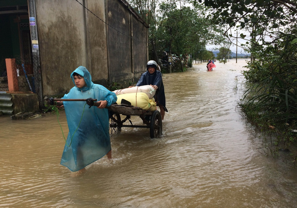 Ngập lụt tại xã Hương Chữ, thị xã Hương Trà, Thừa Thiên-Huế. (Ảnh: Hồ Cầu/TTXVN)