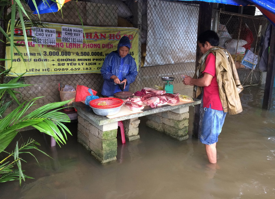  Sinh hoạt của người dân vùng lũ lụt huyện Quảng Điền, Thừa Thiên-Huế. (Ảnh: Hồ Cầu/TTXVN)