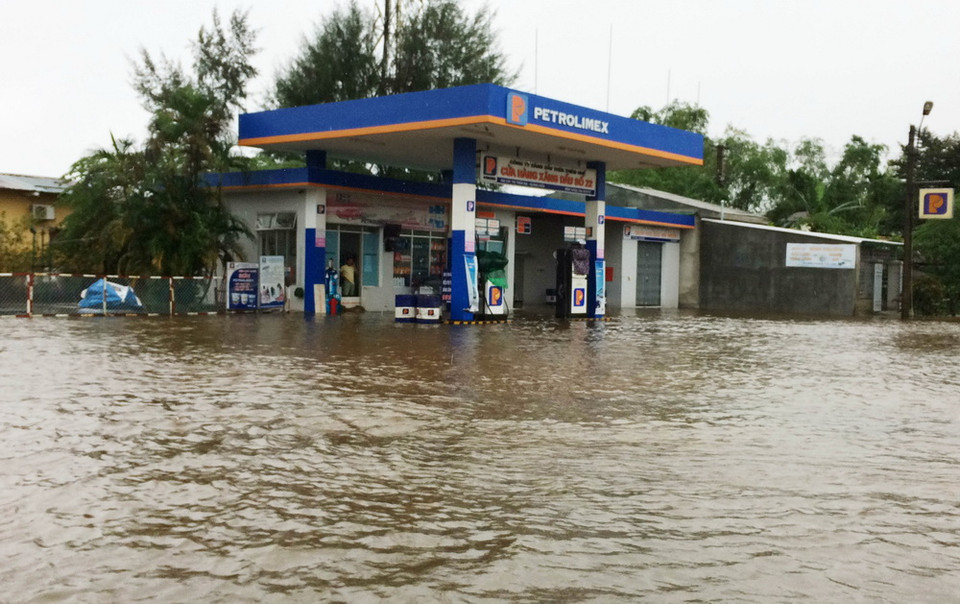 Ngập lụt tại thị trấn Sịa, huyện Quảng Điền, Thừa Thiên-Huế. (Ảnh: Hồ Cầu/TTXVN)