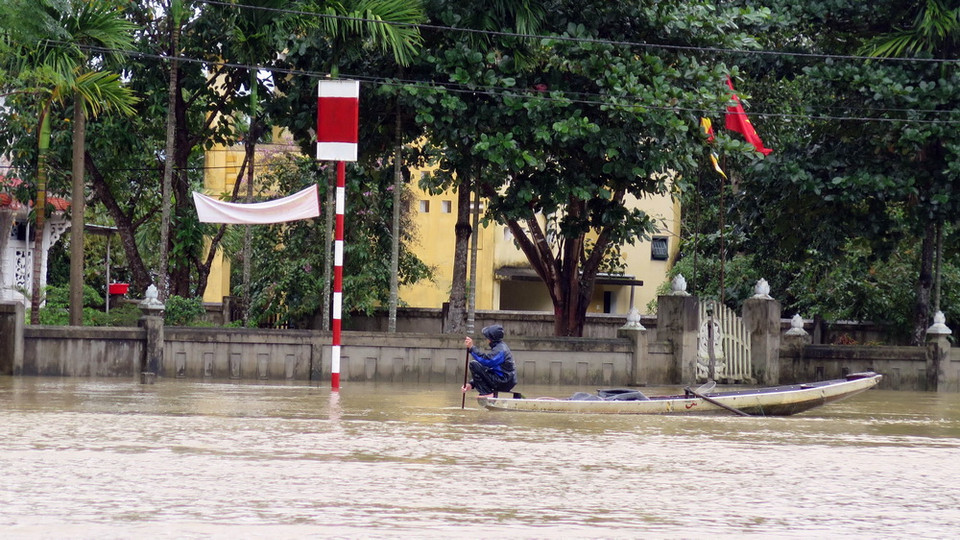Người dân xã Hải Tân (Hải Lăng, Thừa Thiên-Huế) phải đi lại bằng thuyền. (Ảnh Trần Tĩnh/TTXVN)