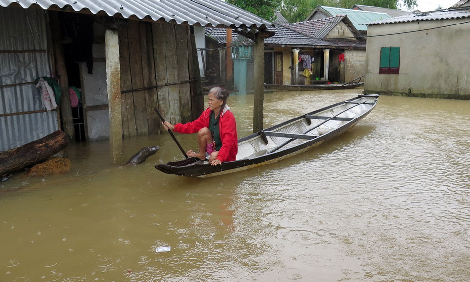 Người dân thôn Hà Lỗ, xã Hải Tân (Hải Lăng, Quảng Trị) phải đi lại bằng thuyền. (Ảnh Trần Tĩnh/TTXVN)