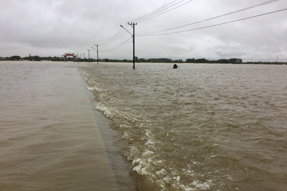 Ngập lụt tại xã Hương Văn, thị xã Hương Trà, Thừa Thiên-Huế. (Ảnh: Hồ Cầu/TTXVN)