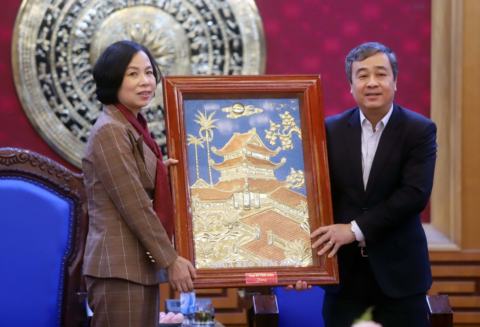 Bí thư Tỉnh ủy Thái Bình Ngô Đông Hải tặng TTXVN bức tranh chùa Keo. (Ảnh: Thế Duyệt/TTXVN)