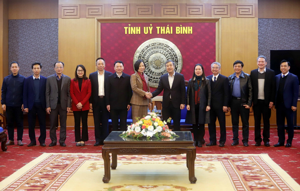 Tổng Giám đốc TTXVN Vũ Việt Trang, Bí thư Tỉnh ủy Thái Bình Ngô Đông Hải cùng đoàn công tác của TTXVN và lãnh đạo tỉnh Thái Bình chụp ảnh lưu niệm. (Ảnh: Thế Duyệt/TTXVN)