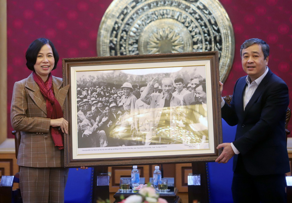 Tổng Giám đốc TTXVN Vũ Việt Trang tặng tỉnh Thái Bình bức ảnh Chủ tịch Hồ Chí Minh dự Đại hội sản xuất tại xã Đông Lâm, huyện Tiền Hải, tỉnh Thái Bình (26/3/1958). (Ảnh: Thế Duyệt/TTXVN)