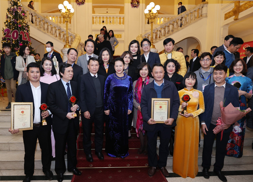 Chủ tịch Quốc hội Nguyễn Thị Kim Ngân với lãnh đạo Thông tấn xã Việt Nam và các tác giả của TTXVN đoạt Giải Búa liềm vàng lần thứ V - năm 2020. (Ảnh: Lâm Khánh/TTXVN)