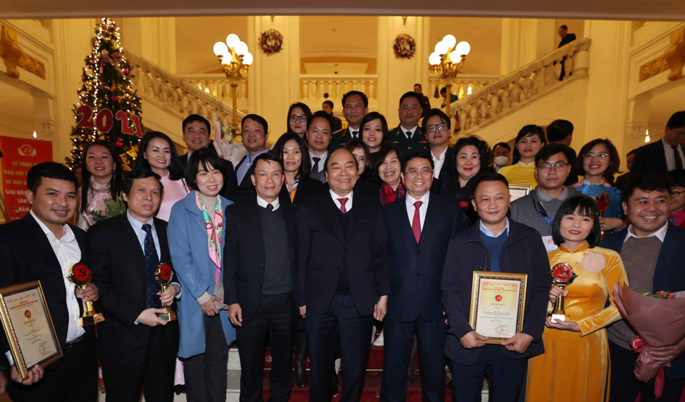Thủ tướng Chính phủ Nguyễn Xuân Phúc, Trưởng Ban Tổ chức Trung ương Phạm Minh Chính với lãnh đạo Thông tấn xã Việt Nam và các tác giả của TTXVN đoạt Giải Búa liềm vàng lần thứ V - năm 2020. (Ảnh: Lâm Khánh/TTXVN)