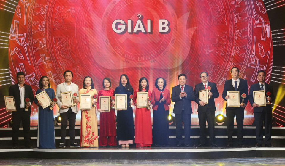 Trưởng Ban Dân vận Trương Thị Mai và Phó Thủ tướng, Bộ trưởng Ngoại giao Phạm Bình Minh trao giải B cho các tác giả và đại diện nhóm tác giả. (Ảnh: Doãn Tấn/TTXVN)