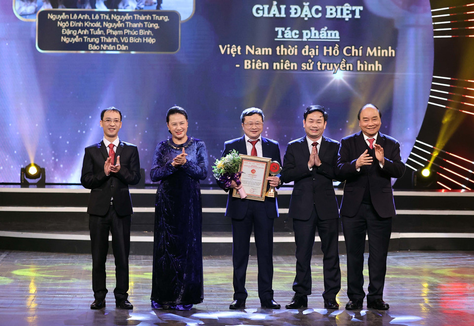 Thủ tướng Chính phủ Nguyễn Xuân Phúc, Chủ tịch Quốc hội Nguyễn Thị Kim Ngân trao Giải Đặc biệt cho Truyền hình Nhân Dân với tác phẩm "Việt Nam thời đại Hồ Chí Minh - Biên niên sử truyền hình". (Ảnh: Thống Nhất/TTXVN)