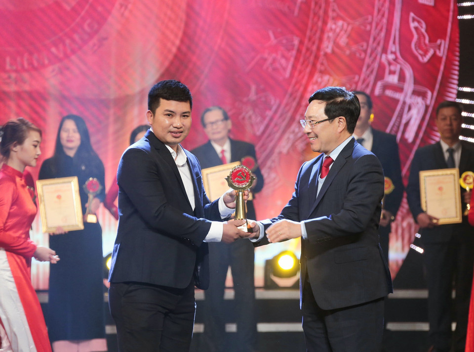 Phó Thủ tướng, Bộ trưởng Ngoại giao Phạm Bình Minh trao giải B cho tác giả Minh Quyết, Ban biên tập ảnh, Tthông tấn xã Việt Nam. (Ảnh: Doãn Tấn/TTXVN)