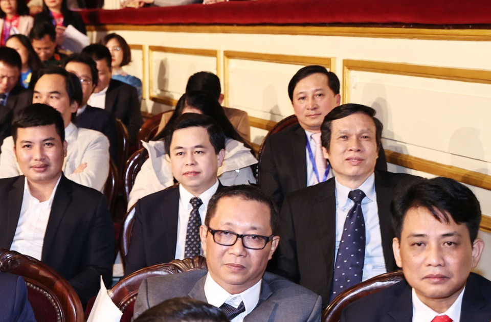 Phóng viên Thông tấn xã Việt Nam cùng các tác giả đoạt Giải Búa liềm vàng năm 2020. (Ảnh: Trọng Đức/ TTXVN)