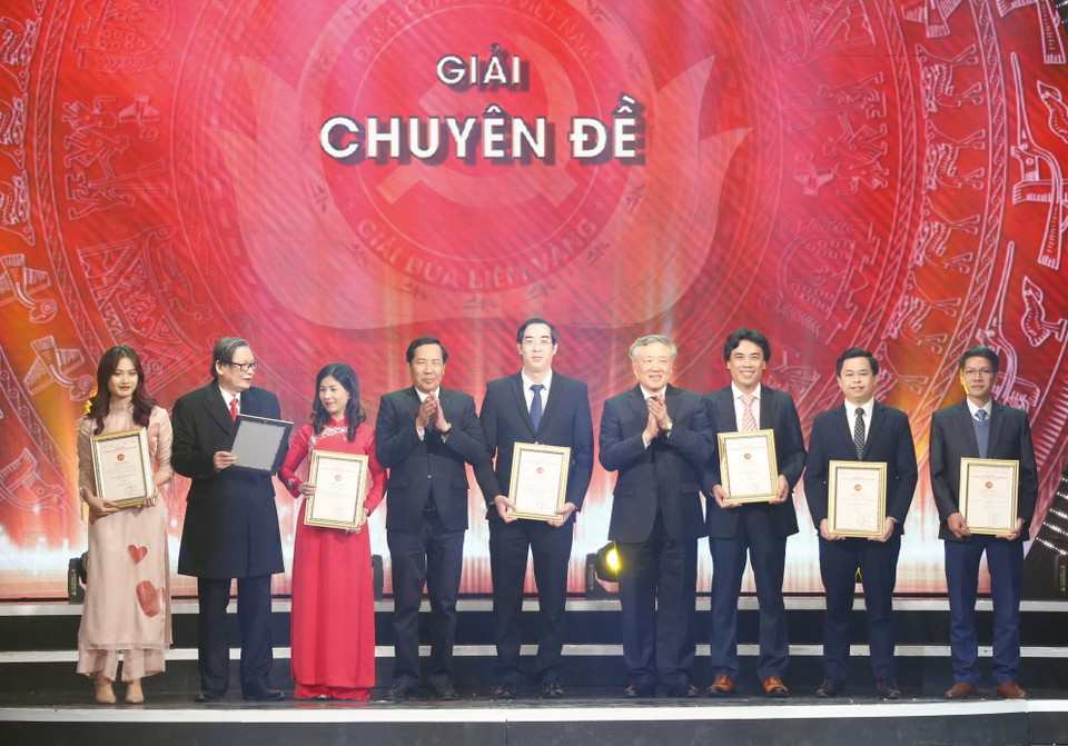 Bí thư Trung ương Đảng, Chánh án Tòa án nhân dân tối cao Nguyễn Hòa Bình và Ủy viên Trung ương Đảng, Tổng Biên tập Báo Nhân dân, Chủ tịch Hội Nhà báo Việt Nam Thuận Hữu trao Giải chuyên đề cho các tác giả. (Ảnh: Doãn Tấn/TTXVN)