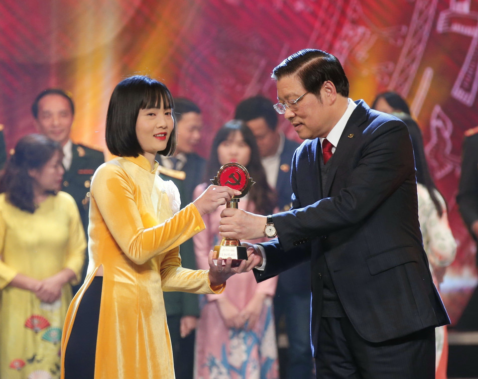 Bí thư Trung ương Đảng, Trưởng Ban Nội chính Trung ương Phan Đình Trạc trao Giải Khuyến khích cho tác giả Cao Thị Thùy Giang của Báo điện tử VietnamPlus, Thông tấn xã Việt Nam. (Ảnh: Doãn Tấn/TTXVN)