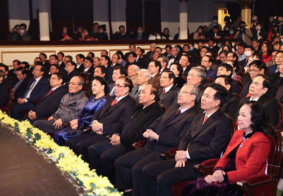 Thủ tướng Nguyễn Xuân Phúc, Chủ tịch Quốc hội Nguyễn Thị Kim Ngân, Thường trực Ban Bí thư Trần Quốc Vượng cùng nhiều lãnh đạo, nguyên lãnh đạo Đảng và Nhà nước tham dự buổi lễ. (Ảnh: Trọng Đức/TTXVN)