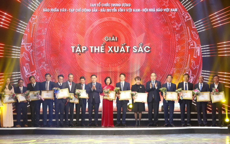 Ông Vương Đình Huệ, Ủy viên Bộ Chính trị, Bí thư Thành ủy Hà Nội và ông Nguyễn Thiện Nhân, Ủy viên Bộ Chính trị, chỉ đạo Đảng bộ Thành phố Hồ Chí Minh trao Giải Tập thể xuất sắc. (Ảnh: Doãn Tấn/TTXVN)