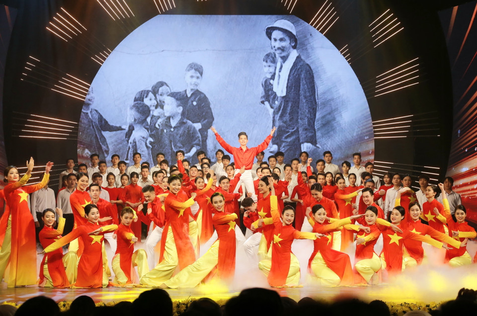 Tiết mục văn nghệ chào mừng buổi Lễ công bố và trao Giải Báo chí toàn quốc về xây dựng Đảng. (Ảnh: Doãn Tấn/TTXVN)