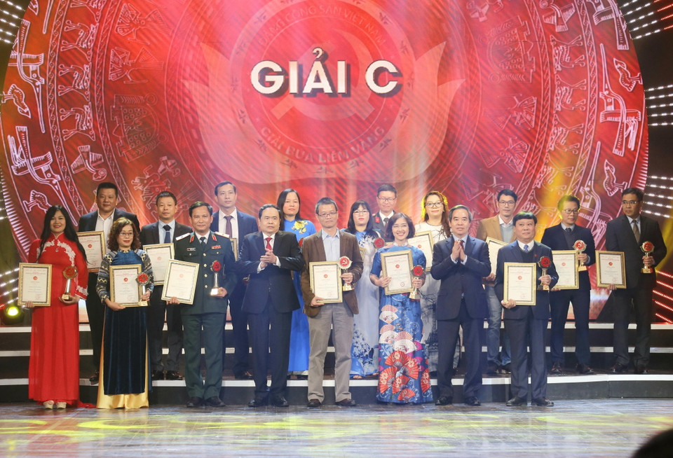 Ủy viên Bộ Chính trị, Trưởng Ban Kinh tế Trung ương Nguyễn Văn Bình và Bí thư Trung ương Đảng, Chủ tịch Ủy ban Trung ương MTTQ Việt Nam Trần Thanh Mẫn trao giải C cho các tác giả. (Ảnh: Doãn Tấn/TTXVN)