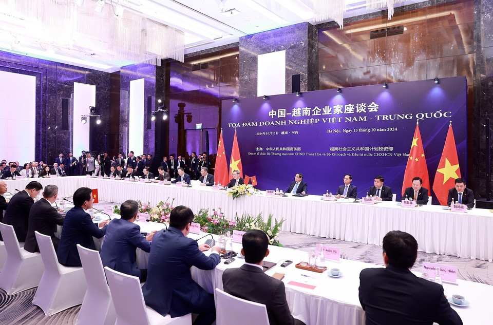 Thủ tướng Phạm Minh Chính và Thủ tướng Trung Quốc Lý Cường tham dự Tọa đàm doanh nghiệp Việt Nam-Trung Quốc. (Ảnh: Dương Giang/TTXVN)