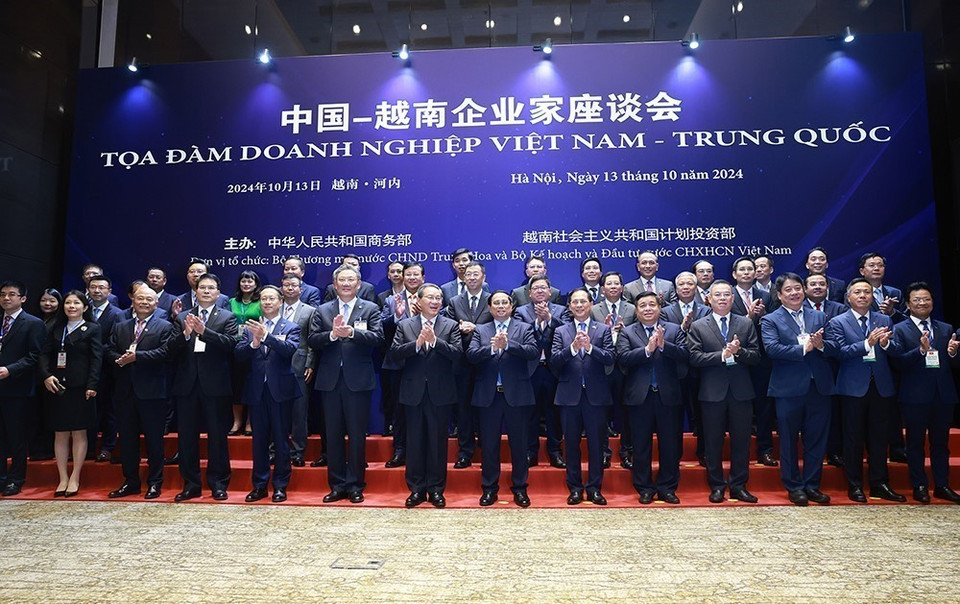 Thủ tướng Phạm Minh Chính và Thủ tướng Trung Quốc Lý Cường với các đại biểu dự Tọa đàm doanh nghiệp Việt Nam-Trung Quốc. (Ảnh: Dương Giang/TTXVN)