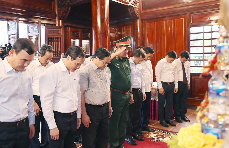 Thủ tướng Phạm Minh Chính và đoàn công tác đến dâng hương, dâng hoa tại Khu lưu niệm Bác Hồ về thăm Hà Tĩnh. (Ảnh: Dương Giang/TTXVN)