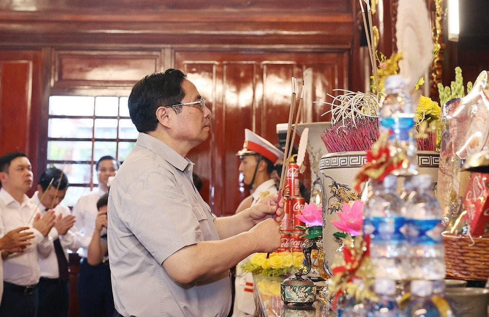 Thủ tướng Phạm Minh Chính và đoàn công tác đến dâng hương, dâng hoa tại Khu lưu niệm Bác Hồ về thăm Hà Tĩnh. (Ảnh: Dương Giang/TTXVN)
