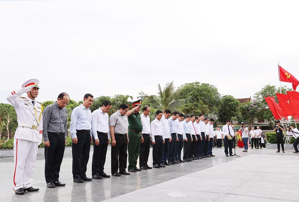 Thủ tướng Phạm Minh Chính và đoàn công tác đến dâng hương, dâng hoa tại Khu lưu niệm Bác Hồ về thăm Hà Tĩnh. (Ảnh: Dương Giang/TTXVN)