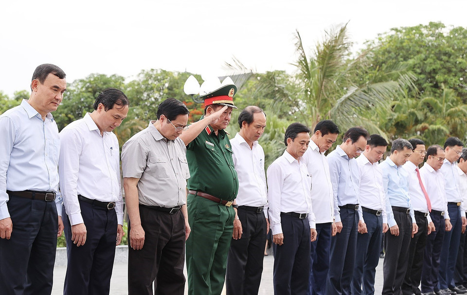 Thủ tướng Phạm Minh Chính và đoàn công tác đến dâng hương, dâng hoa tại Khu lưu niệm Bác Hồ về thăm Hà Tĩnh. (Ảnh: Dương Giang/TTXVN)