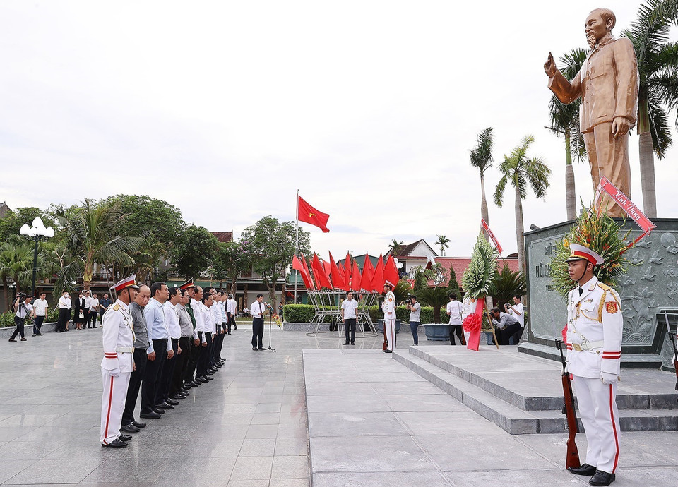 Thủ tướng Phạm Minh Chính và đoàn công tác đến dâng hương, dâng hoa tại Khu lưu niệm Bác Hồ về thăm Hà Tĩnh. (Ảnh: Dương Giang/TTXVN)