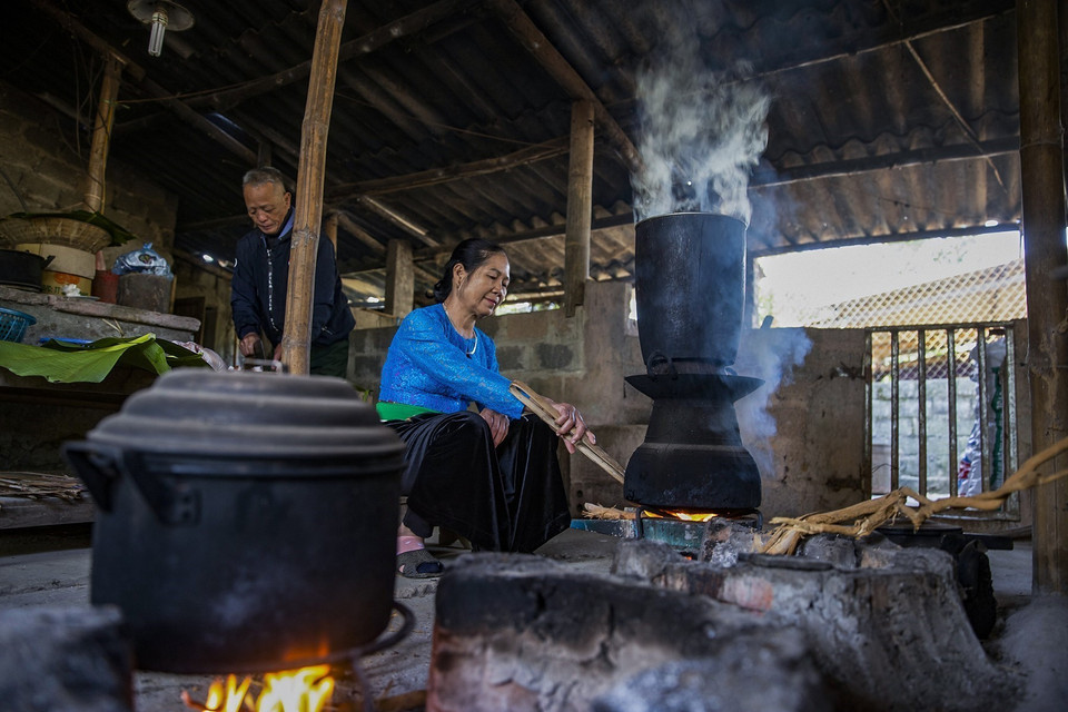 Một gia đình người Mường tất bật chuẩn bị đồ cúng đón mừng năm mới. (Ảnh Trọng Đạt/TTXVN)