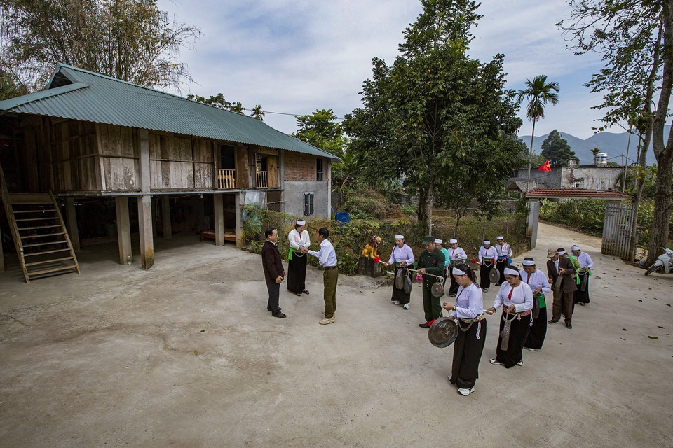 Trong ngày tết của người Mường, các phường bùa bắt đầu đi chúc tết gia đình ông Bùi Văn Chiên và từng gia đình trong xóm. Phường bùa là đội hình diễn tấu chiêng có từ 6-12 người, trong đó, có một người đứng đầu gọi là ông trùm phường. (Ảnh Trọng Đạt/TTXVN)