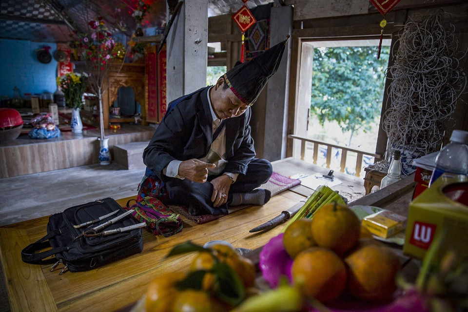 Ông Bùi Văn Chiên cũng là một thầy cúng ở xóm Mừng xã Hợp Phong huyện Cao Phong chuẩn bị bàn thờ tổ tiên trước khi làm lễ xin phép thần linh, thổ công thổ địa để mời ông bà tổ tiên về ăn Tết cùng con cháu. (Ảnh Trọng Đạt/TTXVN)