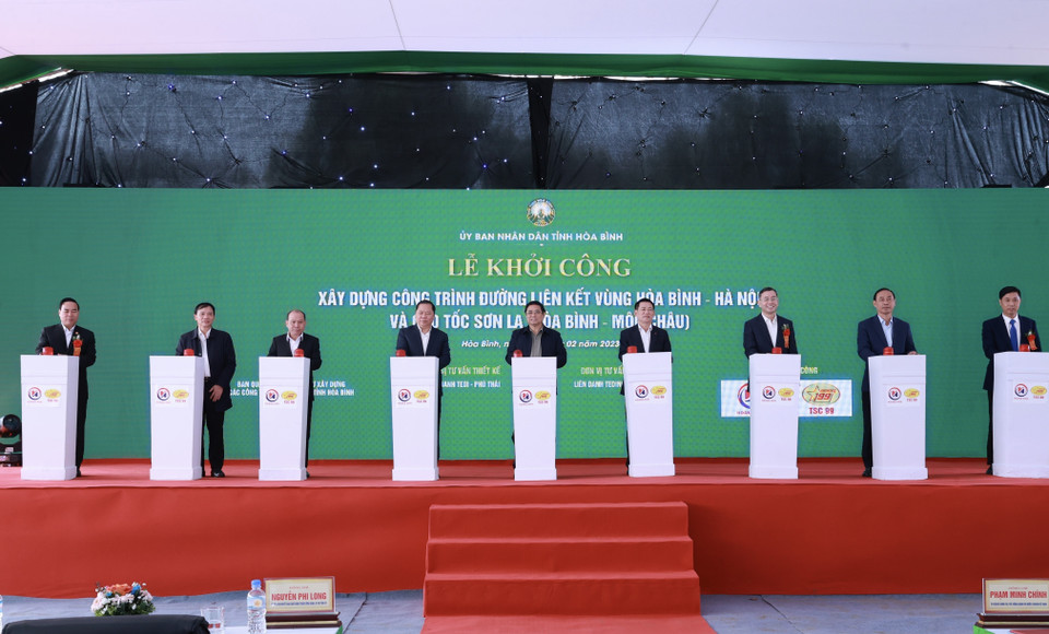 Thủ tướng Phạm Minh Chính và các đại biểu bấm nút khởi công đường liên kết vùng Hòa Bình-Hà Nội và cao tốc Sơn La đoạn Hoà Bình-Mộc Châu. (Ảnh: Dương Giang/TTXVN)