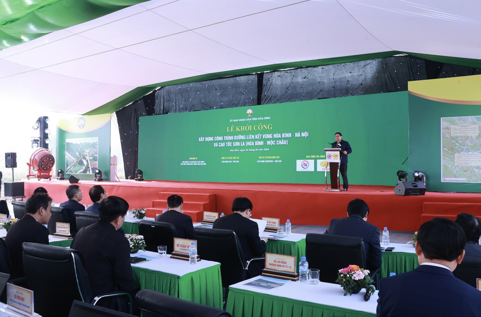 Thủ tướng Phạm Minh Chính phát biểu tại Lễ khởi công đường liên kết vùng Hòa Bình-Hà Nội và cao tốc Sơn La đoạn Hòa Bình Mộc Châu. (Ảnh: Dương Giang/TTXVN)